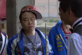 大叔玩桌球被嘲笑土老帽，结果出现大反转，衣服一脱显出真面目视频封面