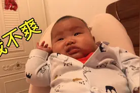 三个月婴儿坐肚子上双脚踹妈妈