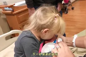 2岁的姐姐亲了一口刚出生的弟弟，之后弟弟的表现，把姐姐吓傻了视频封面