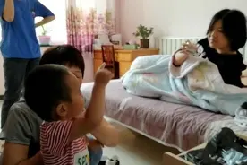 相差16岁姐弟：马上高考的大姐生病回家，二姐细心照顾姐妹情深！视频封面