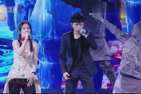 张杰、谢娜同台演唱《天下》，开口现场就沸腾了，好听极了