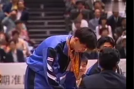1995年世乒赛男单决赛，孔令辉战胜刘国梁夺冠，万千女性的男神啊视频封面