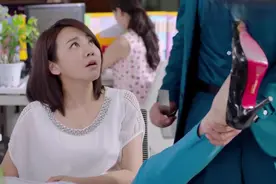 新领导要求女员工必须穿高跟鞋，美女以为能蒙混过关，不料暴露了视频封面