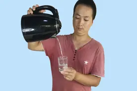 教你如何让100度的开水瞬间结冰？特简单，餐桌上就能玩