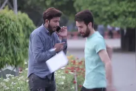 国外爆笑街头恶搞：男子在笔记本放电击装置电路人，路人气得动粗视频封面