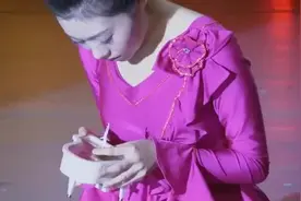 笑笑抱着八音盒舞台痛哭，最后一刻妈妈出现，母女俩感动所有观众视频封面