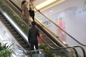 美女在电梯扶手摸手撩汉，路人一脸懵逼视频封面