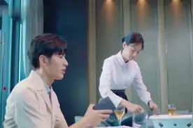 女服务员报复男顾客，水里下泻药，结果被别人误食，惨遭追逐视频封面
