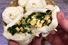 如何做韭菜鸡蛋包子全过程分享大家，韭菜不变色，个个蓬松暄软视频封面