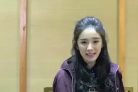 杨幂17岁素颜照曝光，被49岁成龙搂怀里，网友：整没整容一目了然视频封面