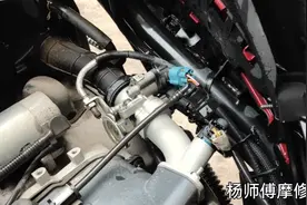 万把公里铃木电喷踏板车哒哒响到底哪里坏了？跟着杨师傅来看看视频封面