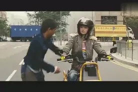 小伙征用姑娘的车，却被她的车技吓坏了，以前是干啥的呢？视频封面