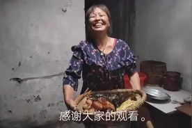 小吴妈妈割十斤猪肉两斤豆皮，一斤海带来做卤菜，出锅时香倒一片视频封面