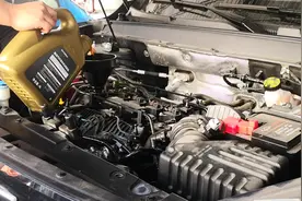 高端品牌发动机舱都是盖板，保养需拆除，挺麻烦的视频封面