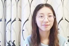 妹子凌晨两点起来吃东西，有这么饿吗？  网友：她不害怕长胖吗？视频封面
