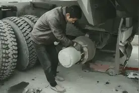 大货车轮胎螺丝断了怎么办，补胎师傅3分钟教会你换轮胎螺丝视频封面
