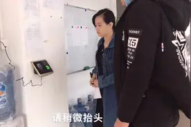 上下班的时候员工老是替别人代打卡怎么办？这下老板终于出手了视频封面