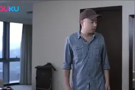 美女趁机把小伙灌醉了，不料小伙醒来一看身旁，彻底傻眼了！视频封面