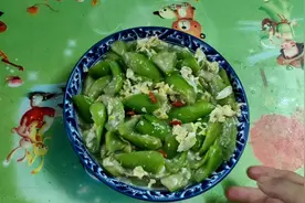 水瓜炒不出水不发黑，翠绿可口好吃。做法简单