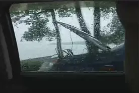 电瓶没电熄火怎么办？司机打开引擎盖后,就这样接着往前开？视频封面