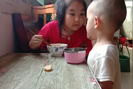 妈妈生病了，6岁姐姐照顾一岁弟弟看着暖心，感觉孩子一下长大了视频封面