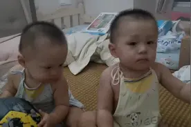 弟弟学会新技能超好玩，哥哥标准版吃货，这样的双胞胎你喜欢吗？视频封面