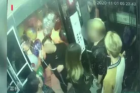 电梯内男子欲送氢气球给女孩，下一秒发生恐怖一幕