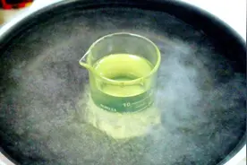 汽油能被冻成冰吗？老外用上零下196度液氮，看完不敢信视频封面