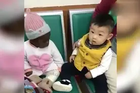 非洲小孩到诊所打针，咱们孩儿蒙了。哈哈。。视频封面