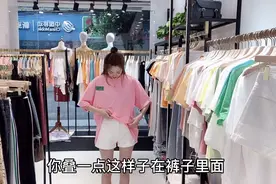 橘色大版体恤搭配白色短裤时尚凉快，胖MM也能轻松驾驭视频封面