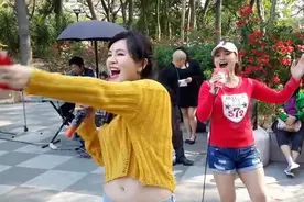 街头艺人小红和冰冰演唱《冲动的惩罚》,两大美女的激烈对抗视频封面