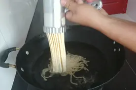 面粉掺点玉米面，做出筋道好吃的面条，再配上这种臊子，太香了视频封面