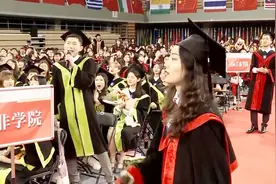 毕业典礼上，观众席突然唱起《夜空中最亮的星》感动全场，致青春视频封面