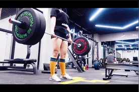 一个妹子是如何硬拉90kg杠铃的？原来她是这样练习的！视频封面