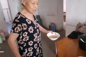 9月4日，儿子去妈妈家煮饭炒菜，和妈妈一起吃