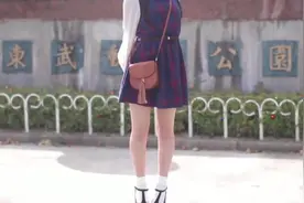 日本清纯小萝莉，身穿学生“制服”街头徘徊，有人领回家吗？视频封面