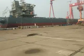 3艘大号辽宁舰航母的82000吨散货船同时下水盛况