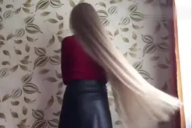 女神长发发质很好，又直又滑顺，披着的时候女人味十足视频封面