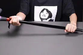 黑科技！年轻人的第一根智能拐杖，开车碰瓷照明唱歌样样行！视频封面