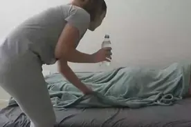 美女假装自己尿床，测试男朋友的反应！