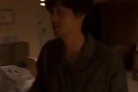 男子装睡，偷看女友卸妆，看到素颜的女友，男友心动了！视频封面