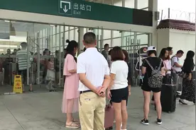 成蒲铁路在成都西站客流真大，能公交化变成地铁就能坐成蒲上班了