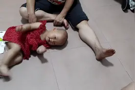 宝宝夏天直接躺地上光着脚丫，剃了光头简直了农村的标配，哈哈…视频封面