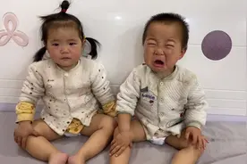 龙凤胎宝贝饿了，迫不及待要喝奶😂视频封面