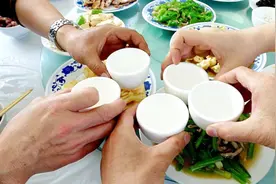 喝啤酒好还是喝白酒好？这个问题可别不当回事，抓紧看看吧视频封面