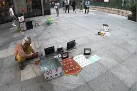 贵阳花果园购物广场，遇到一位自称80多岁还在卖艺谋生的老爷爷视频封面