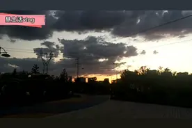 天上乌云翻滚，形态各异，似有人在渡劫，乌云密布种好像有双眼睛