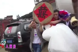 江西姑娘结婚，新娘出嫁用筛子遮住新娘脸，铺草席，什么风俗视频封面