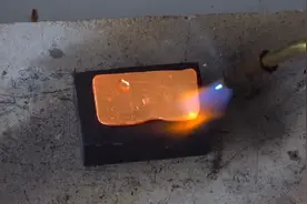 把氧气焊点燃温度达到3000°c，直接一下就把铝罐割开视频封面