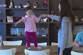 奥莉早起站在桌子上和妈妈跳舞，舞出了小公主的骄傲！视频封面